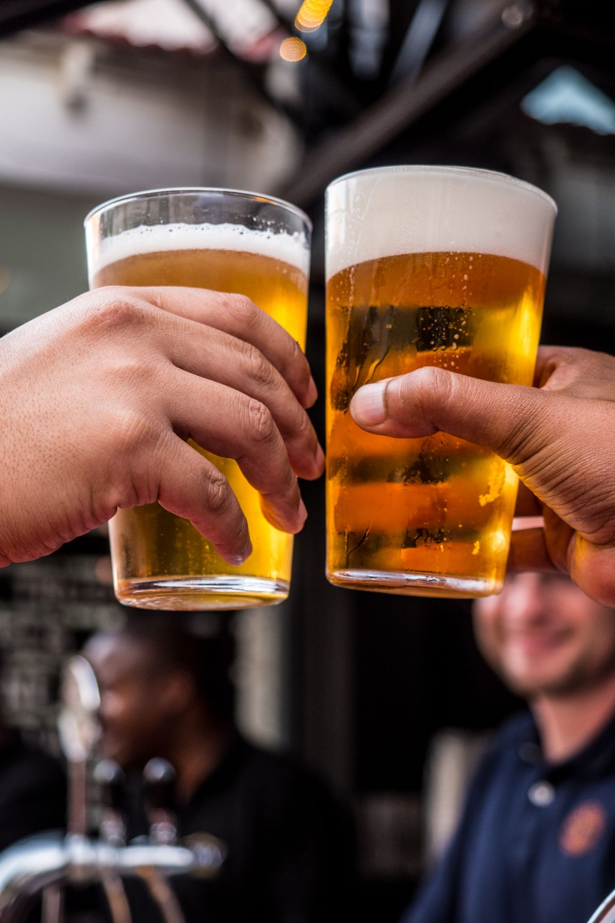 Copos de cerveja gelada em um encontro entre amigos